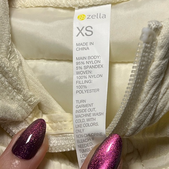 Zella Women's Mixed Media Seamless Cream Active Puffer Jacket - Picture 6 of 7